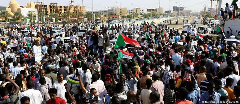 Manifestantes protestam nas ruas de Cartum contra golpe militar