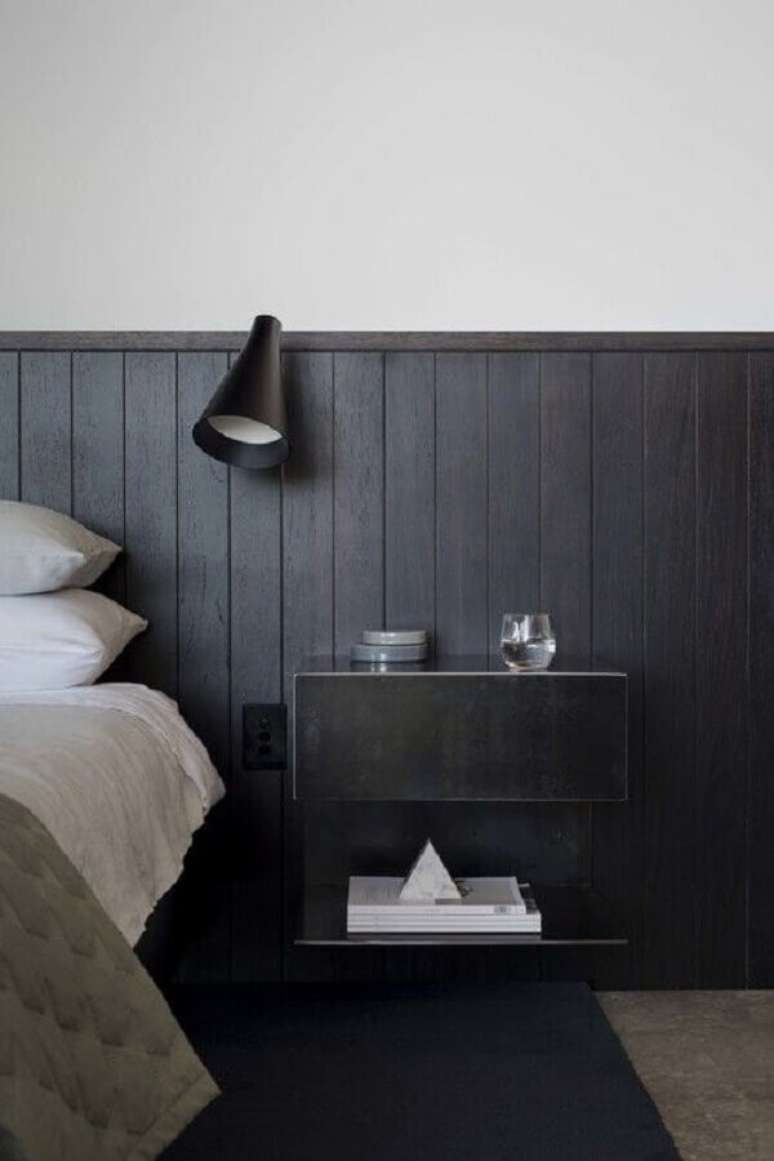 50. Quarto preto e branco decorado com lambri de madeira meia parede &ndash; Foto: Studio McGee