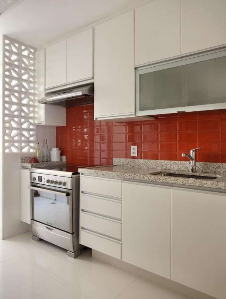 65. Cozinha pequena vermelha e branca com cuba de cozinha inox pequena – Foto Artis Design Fabio Bouilet e Rodrigo Jorge