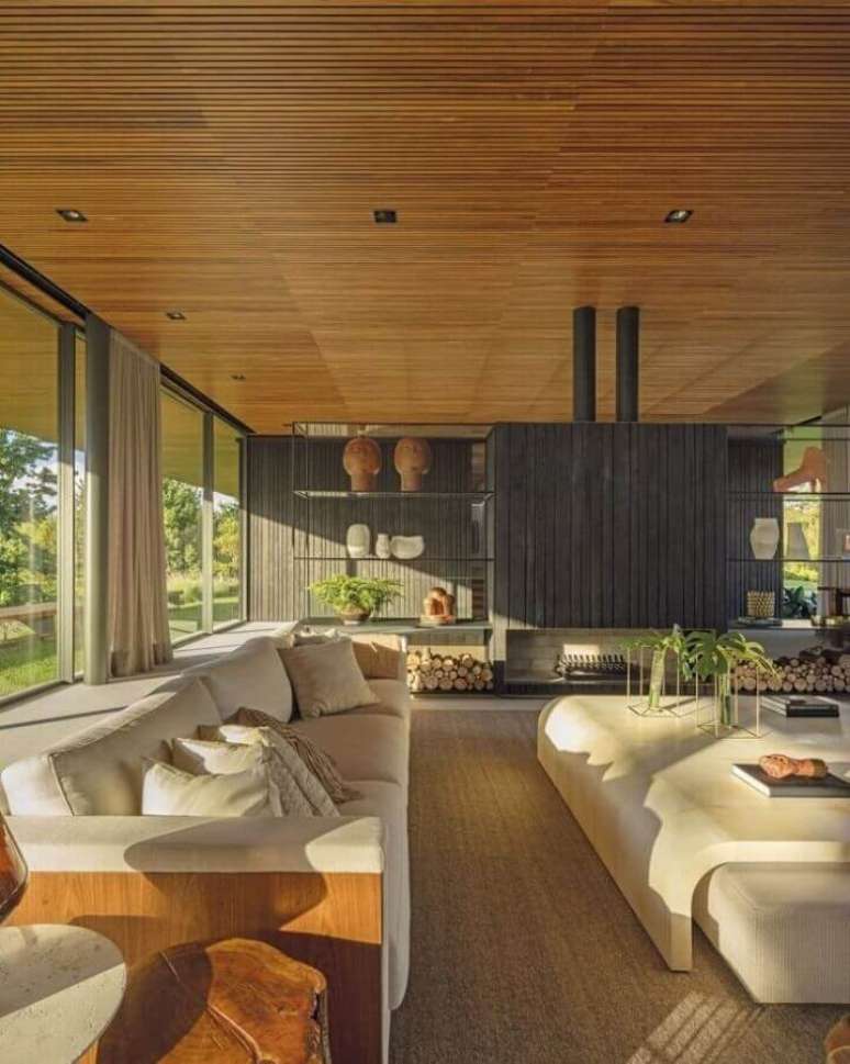 58. Teto de lambri de madeira para decora&ccedil;&atilde;o moderna de sala com lareira &ndash; Foto: Jacobsen Arquitetura