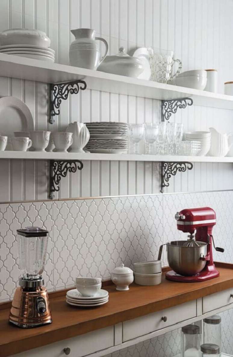 15. Decora&ccedil;&atilde;o de cozinha com prateleiras e lambri de madeira branco &ndash; Foto: Decortiles