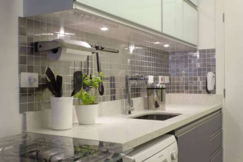 39. Decoração de cozinha com revestimento cor prata e cuba de cozinha inox – Foto Semiramis Alice Arquitetura e Design