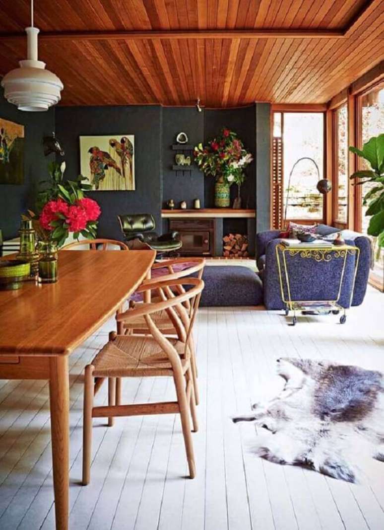53. Sala de jantar e estar integradas decorada com teto de lambri de madeira – Foto: Home Fashion Trend