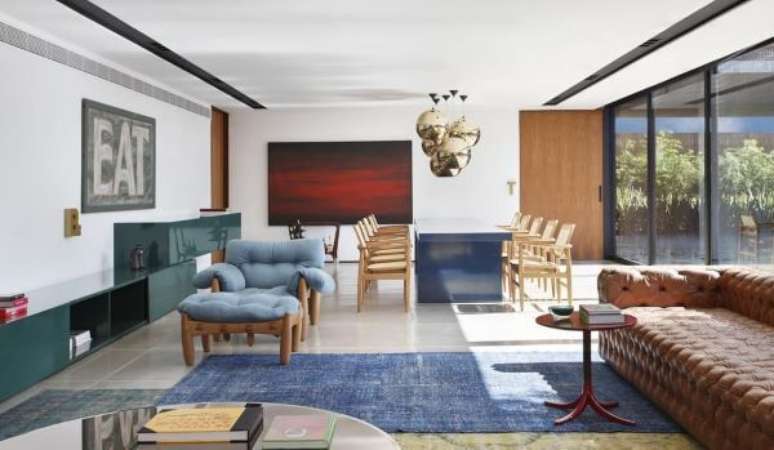 49. Sala de estar sem tv com decoração azul e sofá de couro caramelo – Foto Guilherme Torres