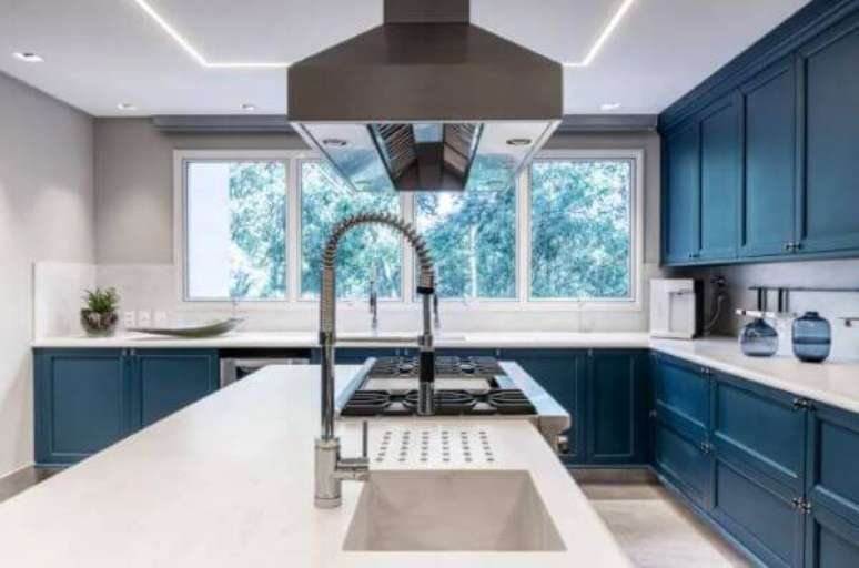 11. Armário azul com cuba de cozinha na bancada branca – Foto Marilia Veiga Interiores