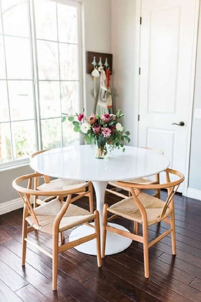 2. Sala de jantar pequena decorada com mesa redonda e cadeiras de madeira – Foto: Cut & Paste