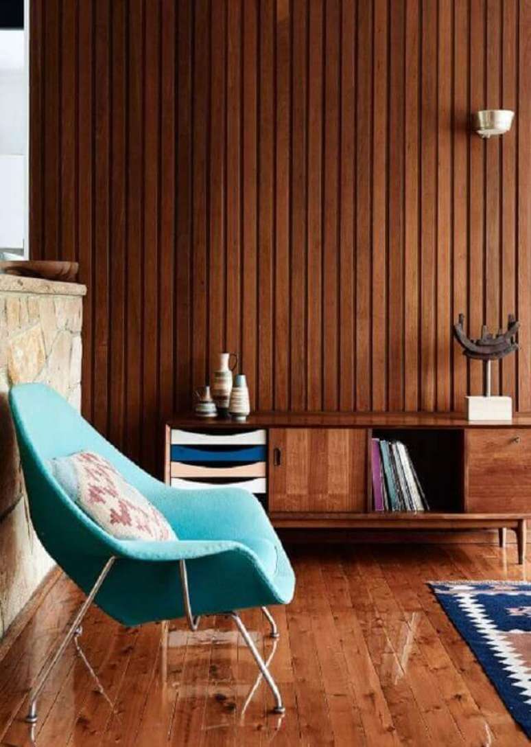 42. Parede de lambri de madeira para decoração de sala com poltrona moderna – Foto: The Design Files