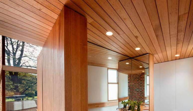 14. Decora&ccedil;&atilde;o de casa moderna com teto de lambri de madeira &ndash; Foto: Madel