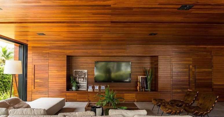 56. Sala de TV grande decorada com teto e parede de lambri de madeira – Foto: Macal Madeira