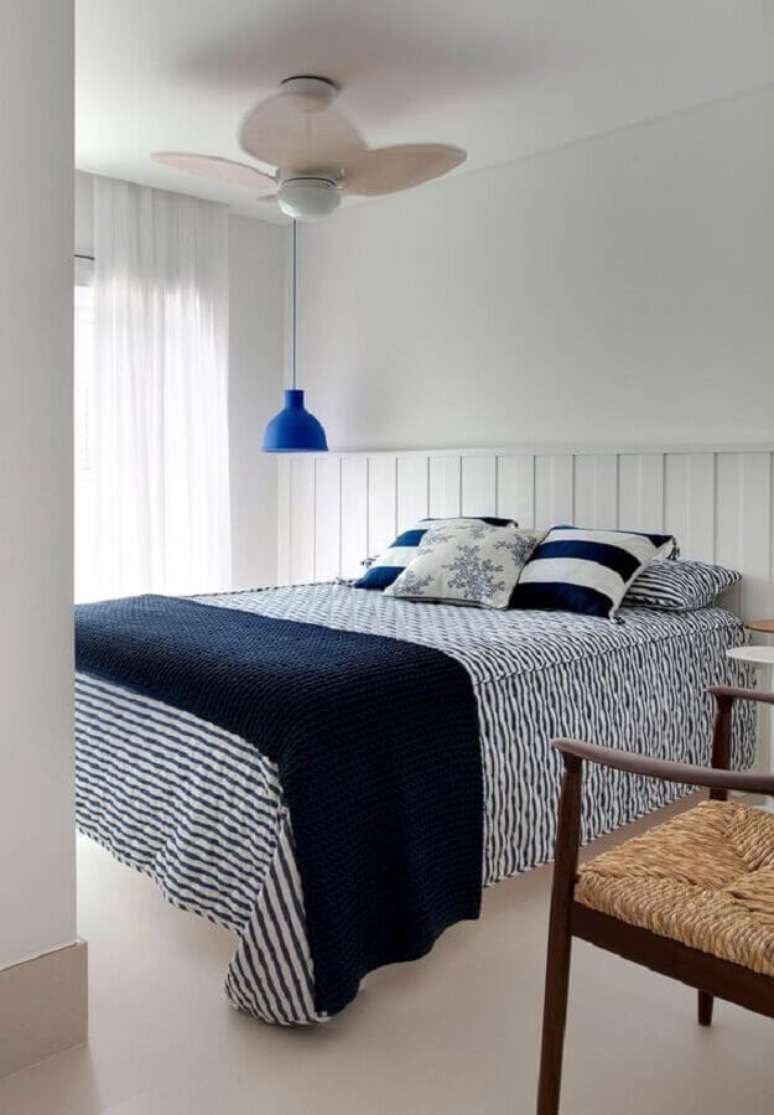 30. Lambri de madeira meia parede para decoração de quarto branco com luminária azul – Foto: Paula Magnani