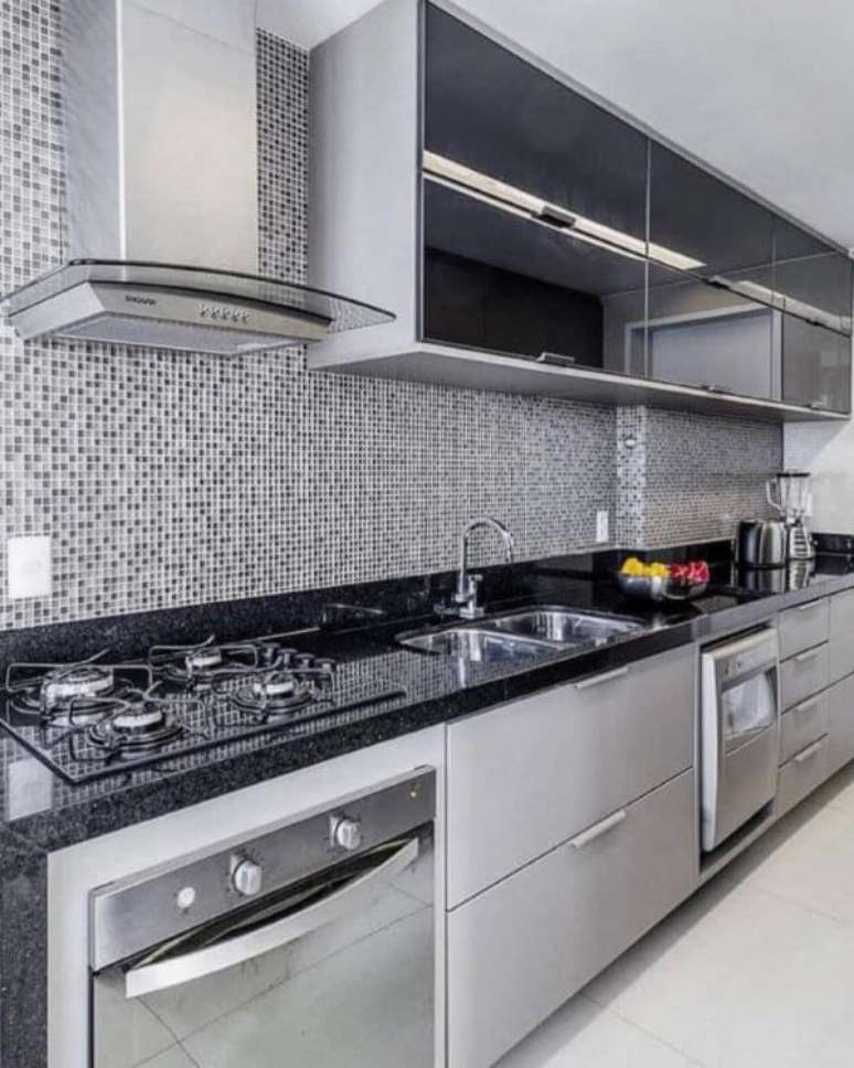 26. Cuba de cozinha integrada com a sala dividida pela bancada de quartzo preto – Foto MF Sanches Interiores
