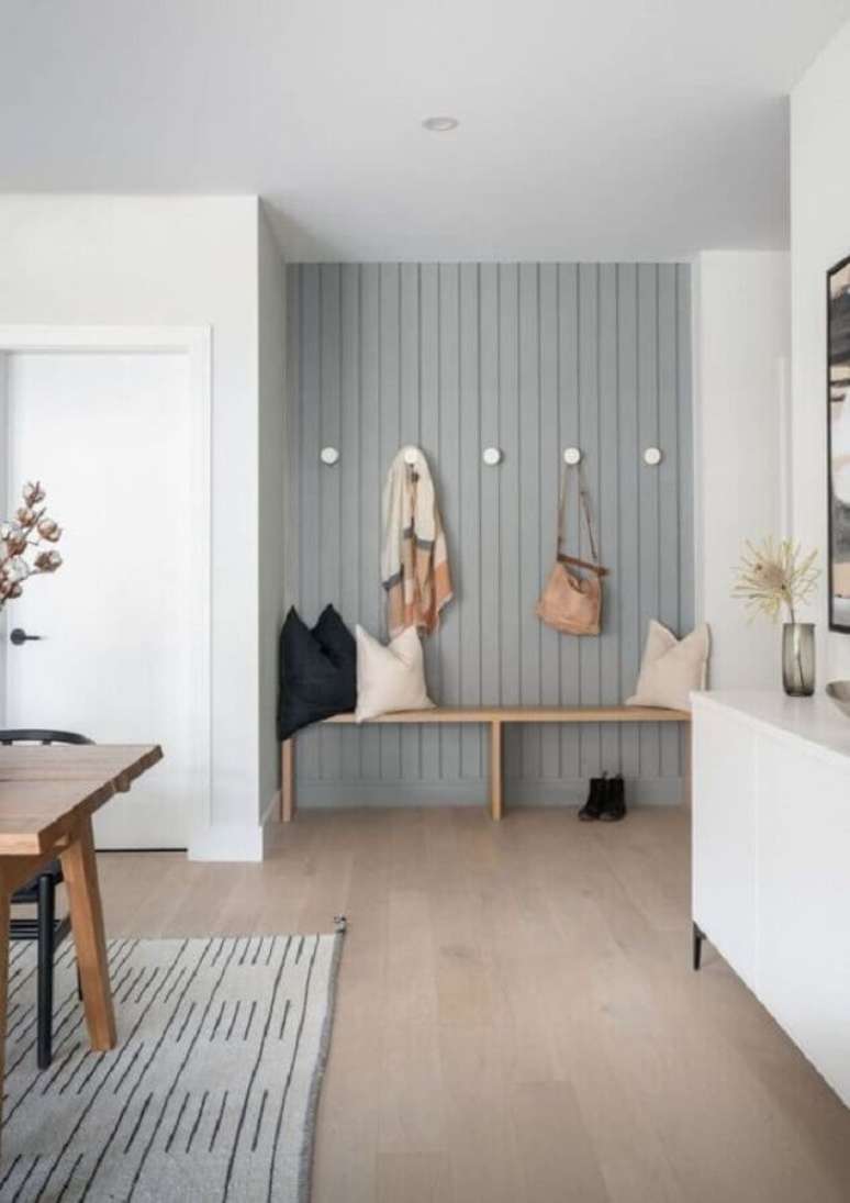 24. Hall decorado com ganchos na parede de lambri de madeira parede cinza – Foto: Apartment Therapy