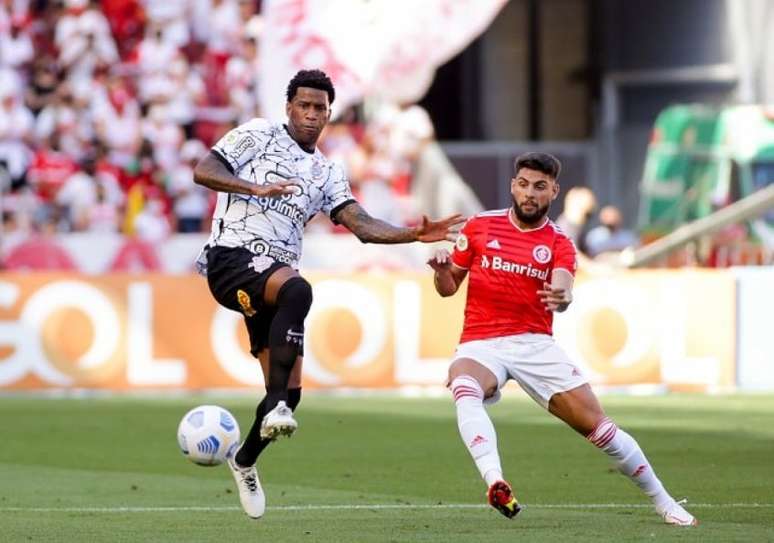 Gil, referência da zaga corintiana, durante a partida contra o Inter no Beira-Rio (Foto: Rodrigo Coca/Ag. Corinthians)