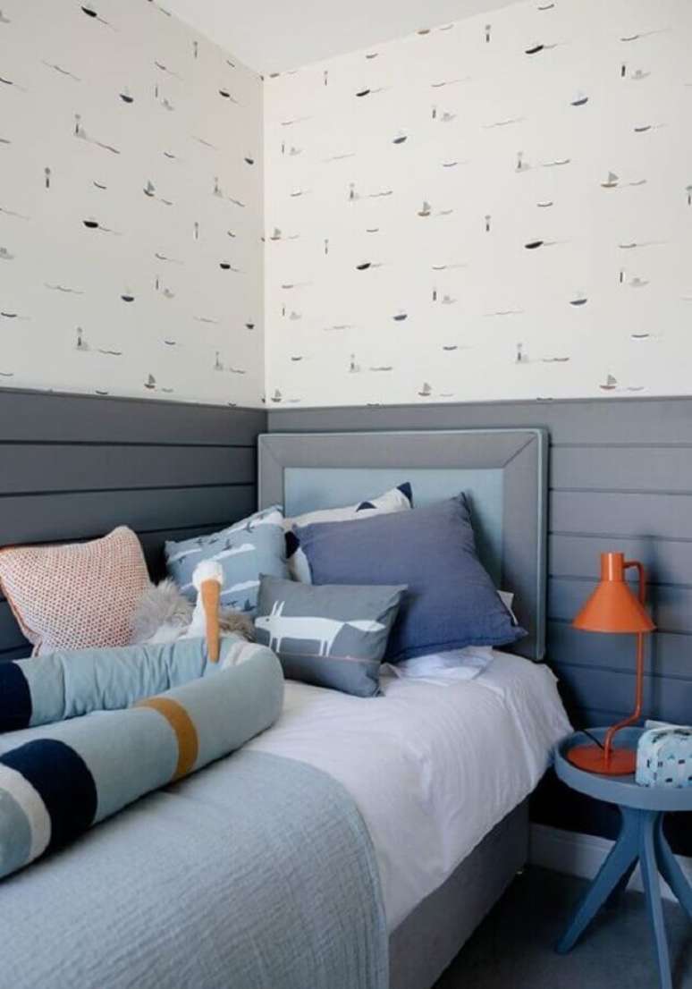 45. Quarto cinza e branco decorado com papel de parede delicado e lambri de madeira meia parede – Foto: Optimise Design