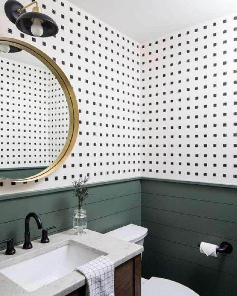 37. Papel de parede para banheiro decorado com lambri de madeira meia parede – Foto: Emily Rone Home