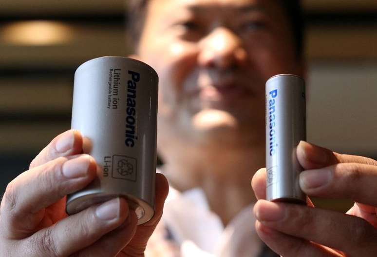 Kazuo Tadanobu, CEO da Panasonic's Energy Company mantém um protótipo da célula de bateria de formato 4680 (L) ao lado da bateria 2170 atual fornecida à Tesla Inc durante uma coletiva de imprensa em Tóquio, Japão
25/10/2021
REUTERS/Tim Kelly