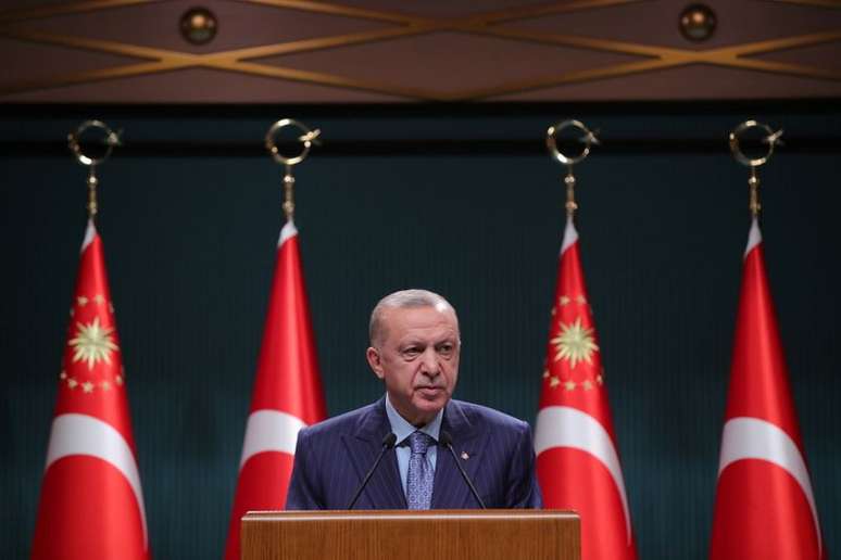 Turkish President Tayyip Erdogan addresses the media after a cabinet meeting in Ankara, Turkey, October 25, 2021. Murat Cetinmuhurdar/PPO/Handout via REUTERS THIS IMAGE HAS BEEN SUPPLIED BY A THIRD PARTY. NO RESALES. NO ARCHIVES