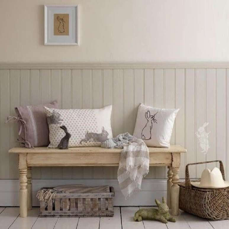 21. Decora&ccedil;&atilde;o simples para corredor com banco rustico e lambri de madeira meia parede &ndash; Foto: Eu Decoro