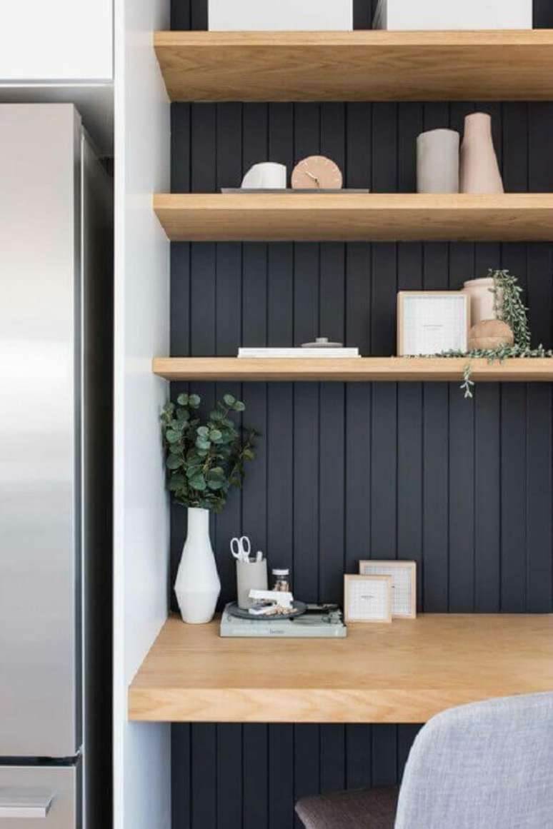 29. Lambri de madeira cinza para decoração de home office – Foto: Decoholic