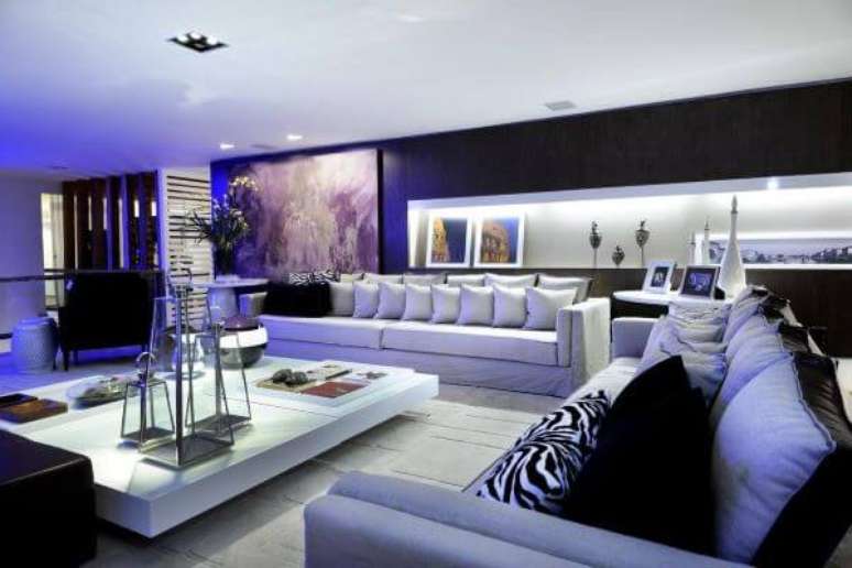 50. Sala moderna planejada sem tv com sofás brancos e paredes em preto para contrastar – Foto Sergio Palmeira