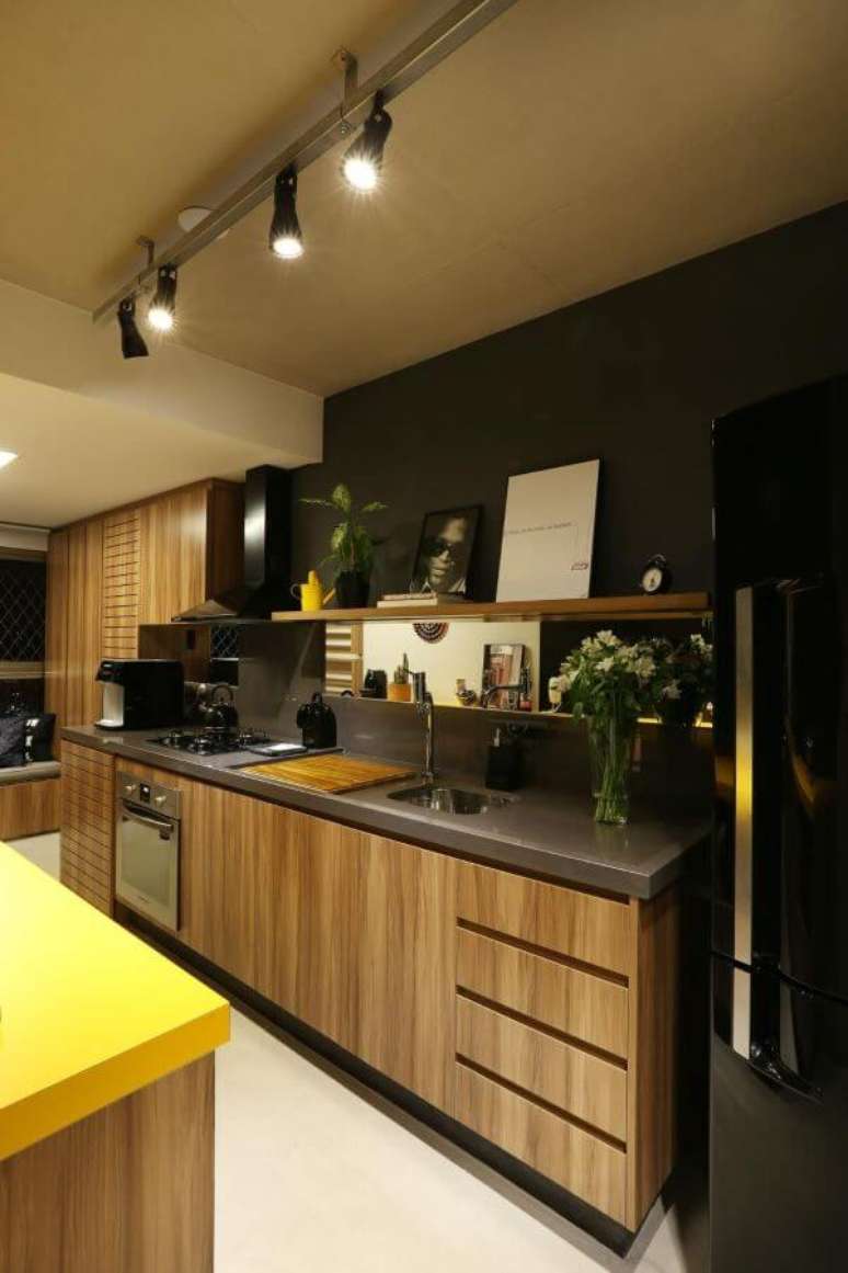 58. Cozinha de madeira com armário planejado e bancada de granito marrom com cuba de cozinha inox – Foto SP Estudio