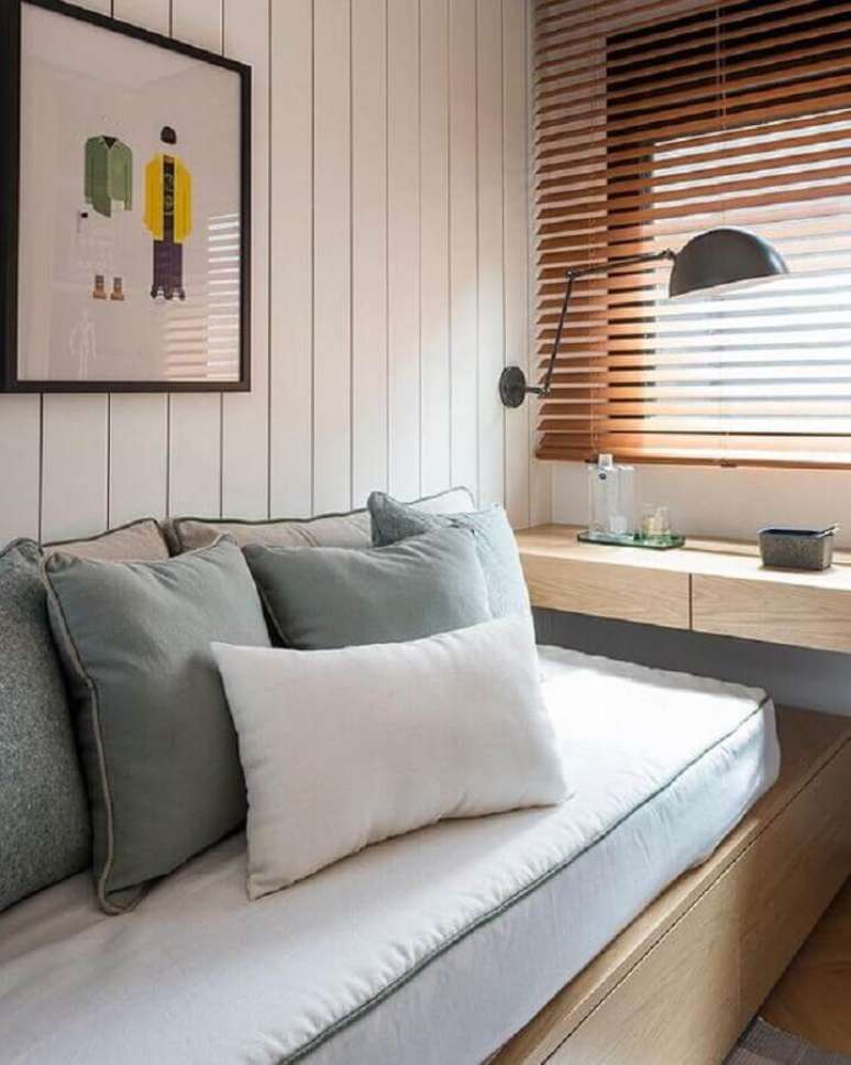 28. Lambri de madeira branco para decoração de quarto planejado com bancada de madeira – Foto: Triplex Arquitetura