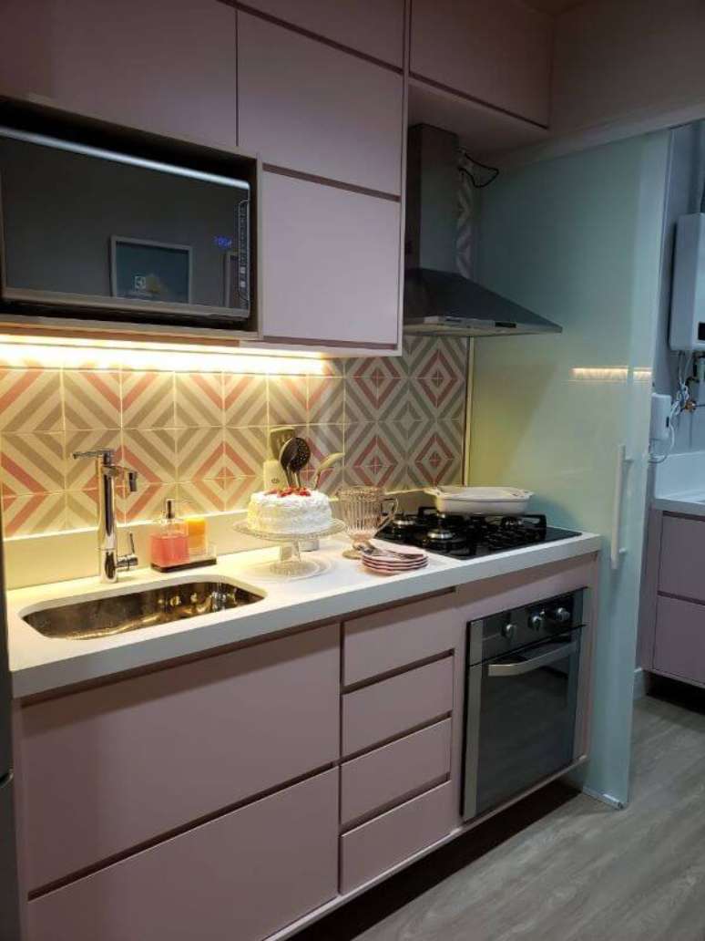 41. Decoração rosa com cuba de cozinha inox – Foto Giovana Ciacco Interiores