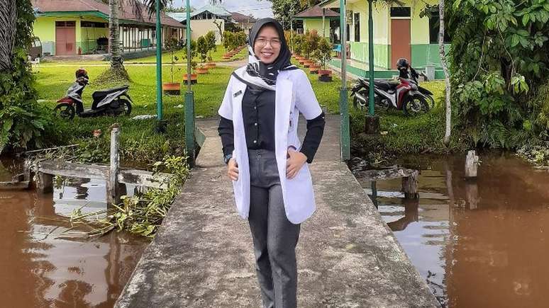 Fithriyyah Iskandar, uma jovem m&eacute;dica, tem muitos pacientes com infec&ccedil;&otilde;es respirat&oacute;rias