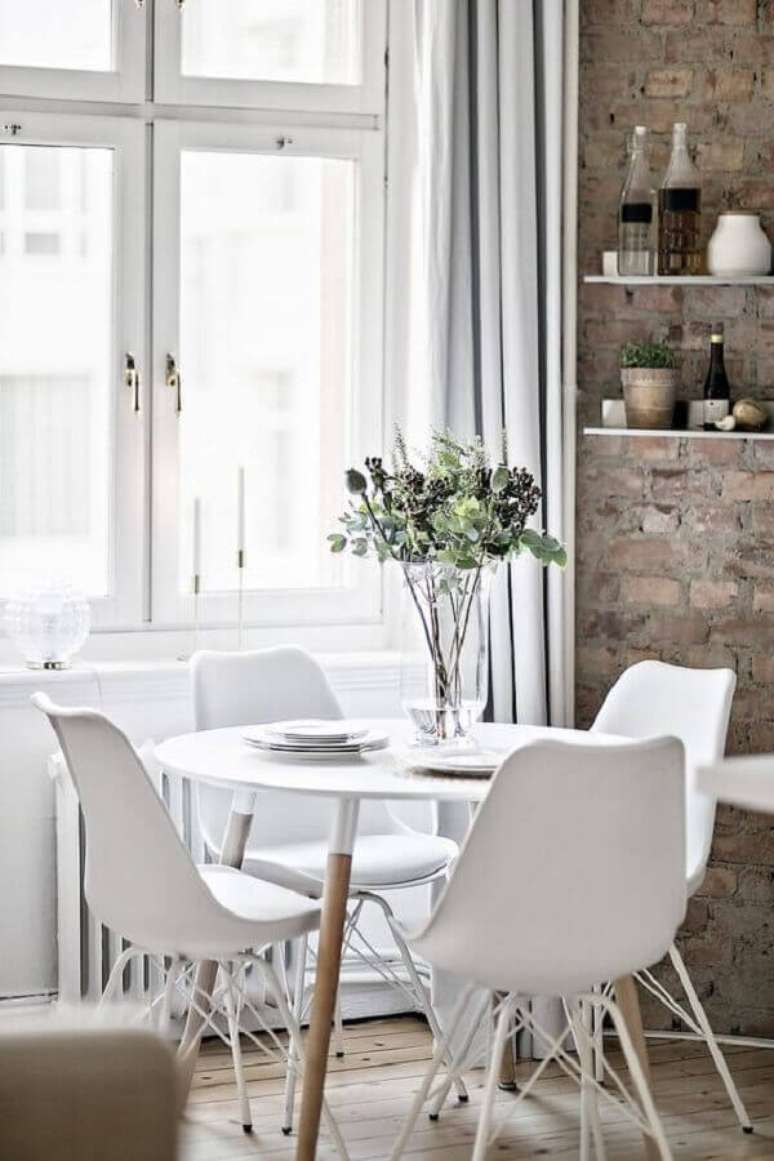 1. Mesa de jantar pequena redonda para decoração de sala com parede rustica – Foto: Apartment Therapy