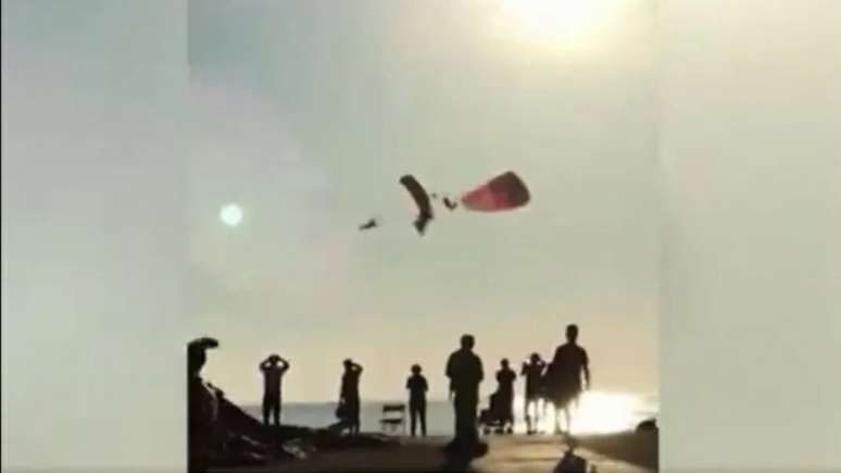 Vídeo flagra acidente entre parapentes (Foto: Reprodução/Twitter)