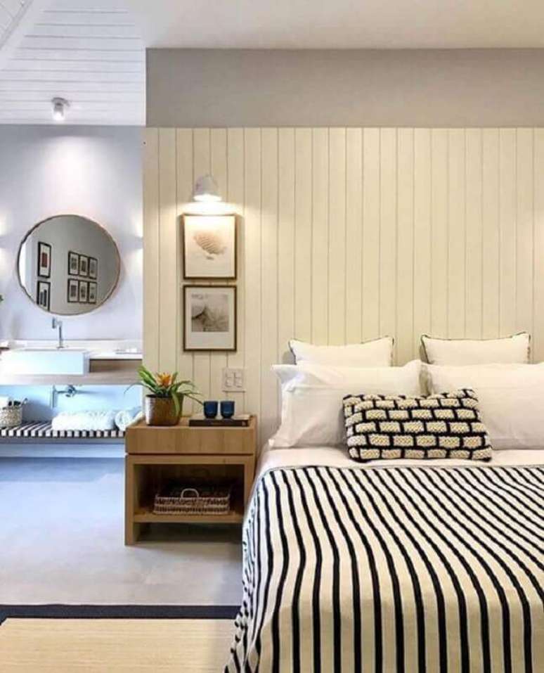 27. Lambri de madeira branco para decoração de quarto de casal planejado – Foto: Decor Fácil
