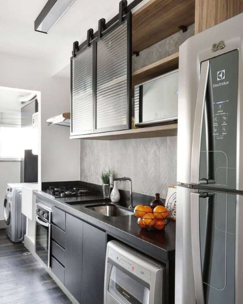 37. Decoração com cuba de cozinha preta com armário de vidro canelado preto – Foto Estudio Volpert Arquitetura
