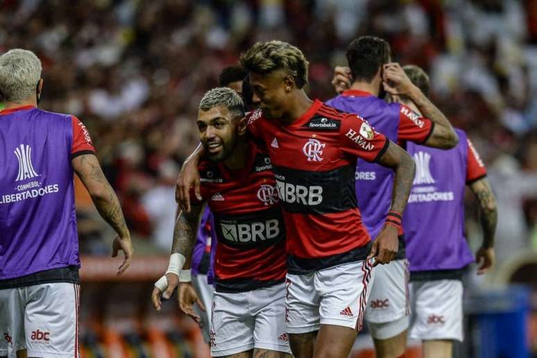 Gabigol, à esquerda, e Bruno Henrique, à direita, devem ser as novidades do Flamengo contra o Athletico-PR (Foto: Gilvan de Souza/Flamengo)