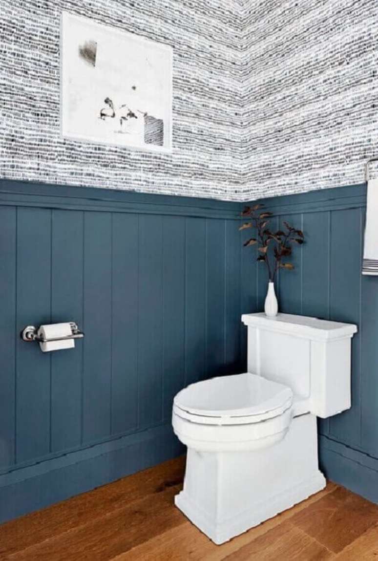 9. Banheiro decorado com lambri de madeira meia parede pintado de azul – Foto: Home Fashion Trend