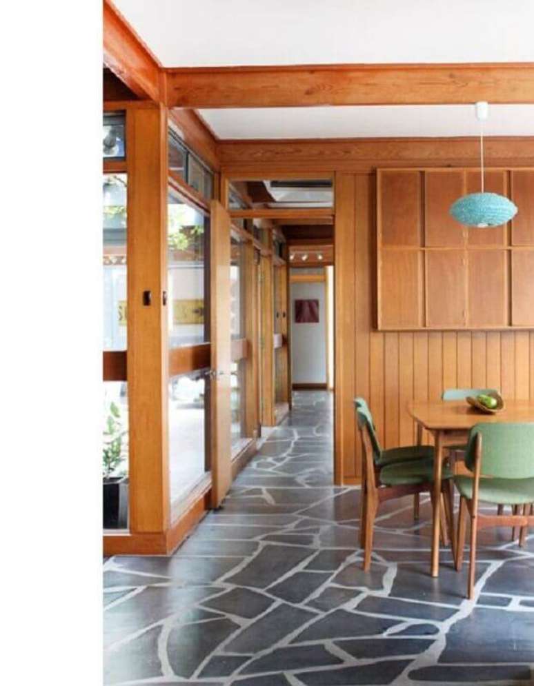 1. Parede de lambri de madeira para decoração de sala de jantar com cadeira verde – Foto: The Design Files