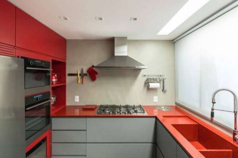 31. Cuba de pia de cozinha esculpida na pedra vermelha de silestone – Foto Arquitetando ideias