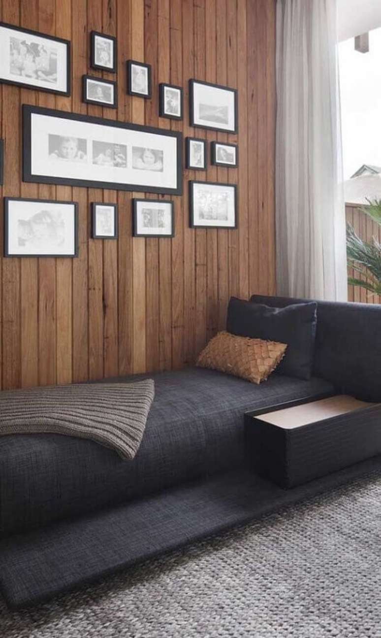 49. Quarto de solteiro decorado com quadros em parede de lambri de madeira &ndash; Foto: Decor F&aacute;cil