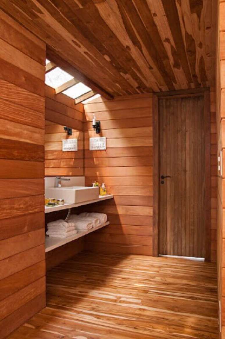 32. Lambri de madeira para decoração de banheiro rustico – Foto: Madeiras A Moraes