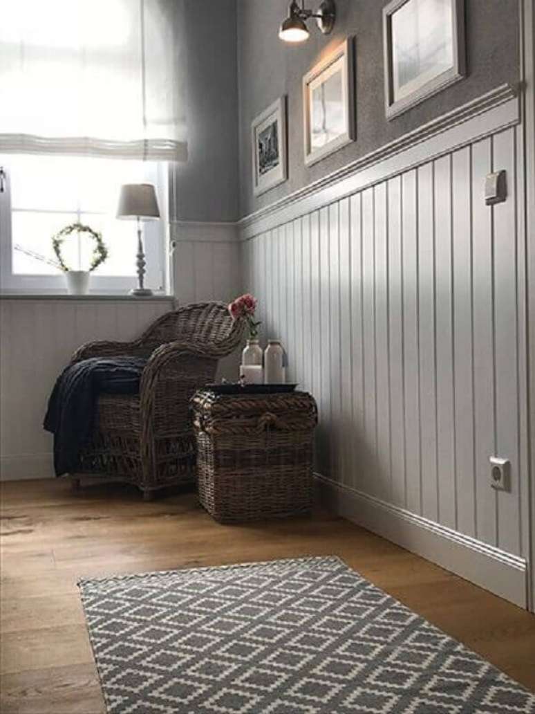 20. Decora&ccedil;&atilde;o simples com poltrona rustica e lambri de madeira meia parede &ndash; Foto: Eu Decoro