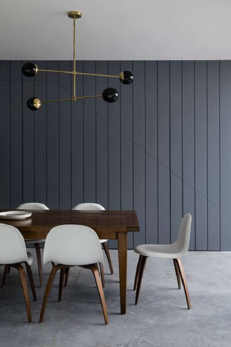 54. Sala de jantar moderna decorada com lambri de madeira parede cinza – Foto: est living