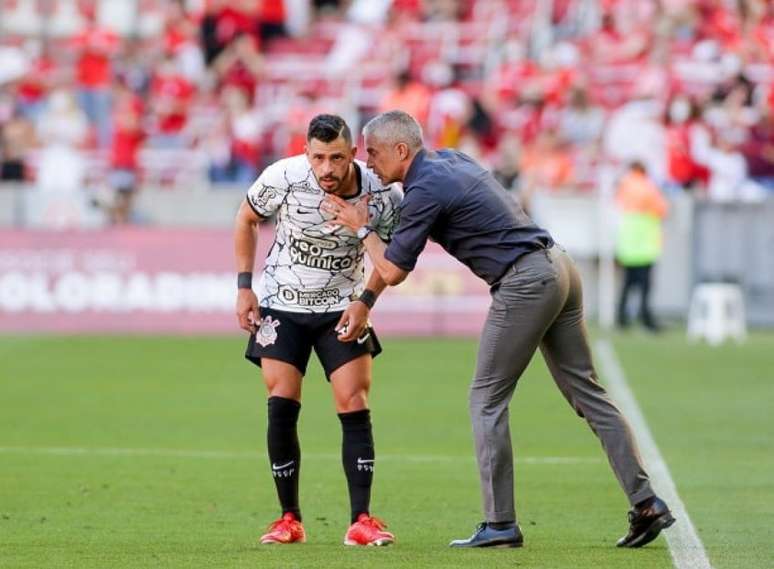 Sylvinho orienta Giuliano no jogo com o Inter; time pegará lanterna e pedreiras (Foto: Rodrigo Coca/Ag. Corinthians)