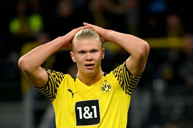 Haaland não tem previsão de retorno ao Borussia Dortmund após lesão no quadril (Foto: INA FASSBENDER / AFP)
