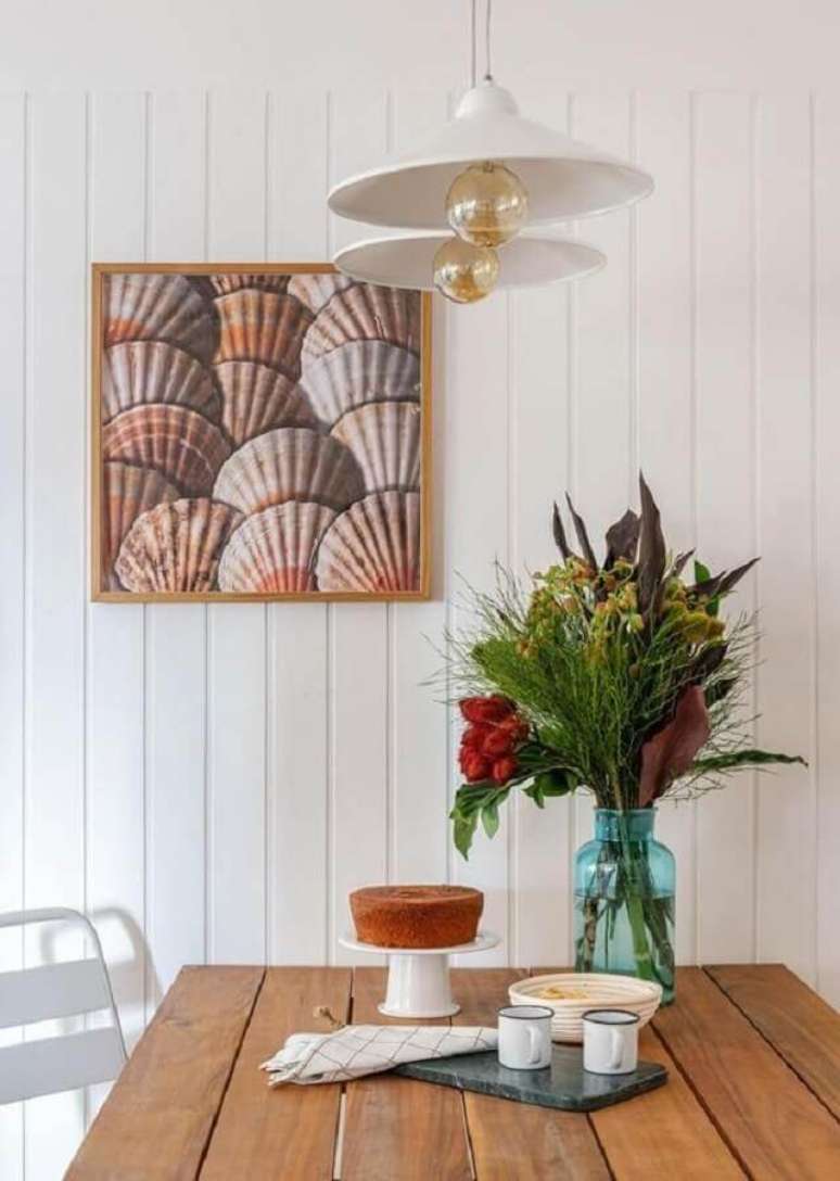 36. Luminária para decoração de sala de jantar com parede de lambri de madeira branco – Foto: Maura Mello