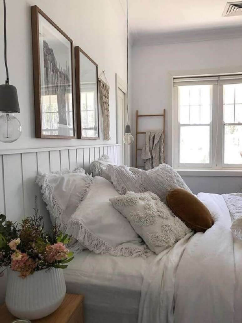18. Decoração de quarto de casal com luminária pendente e lambri de madeira branco – Foto: Style Curator