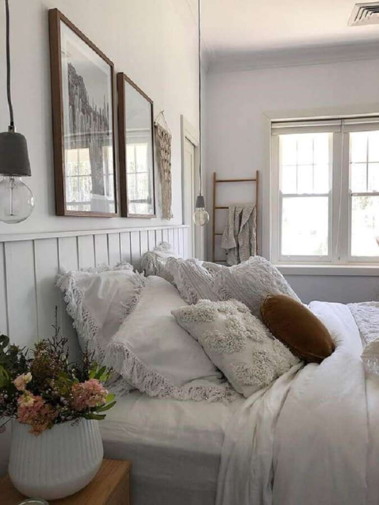 18. Decora&ccedil;&atilde;o de quarto de casal com lumin&aacute;ria pendente e lambri de madeira branco &ndash; Foto: Style Curator