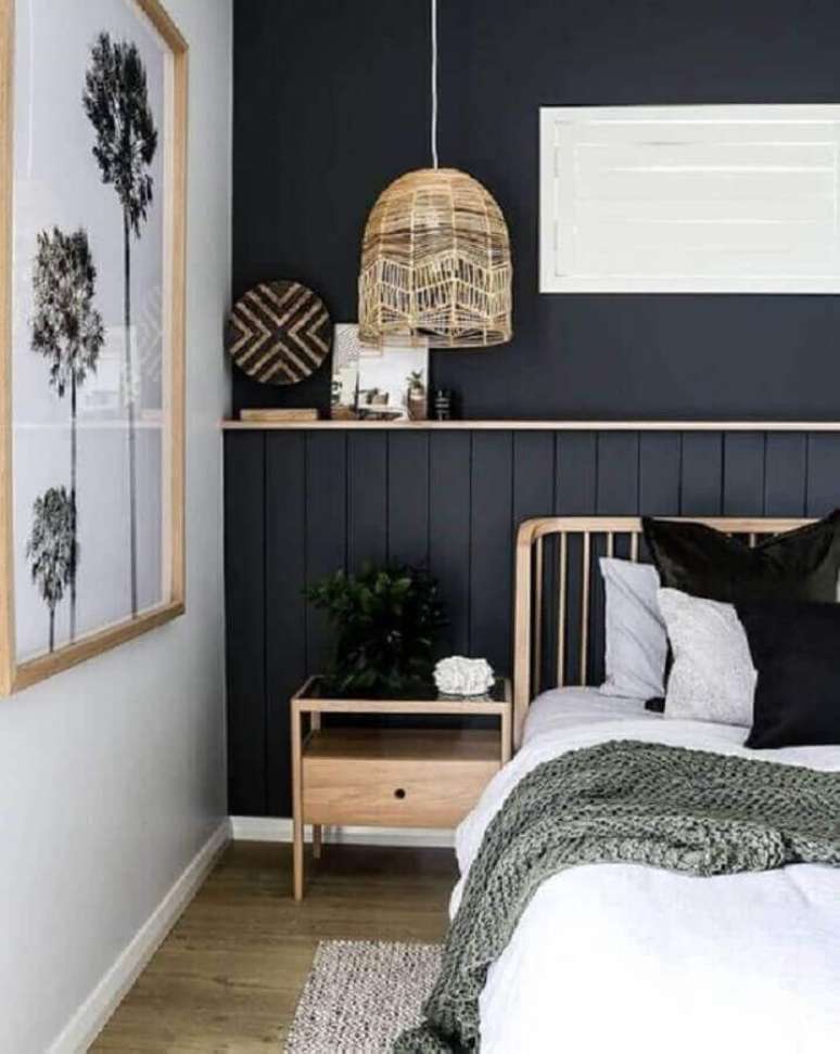 51. Quarto preto e branco decorado com luminária rustica e lambri de madeira meia parede – Foto: Home Fashion Trend