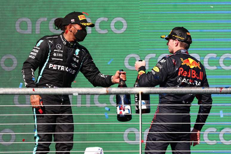 Hamilton e Verstappen se cumprimentam no pódio do GP dos EUA