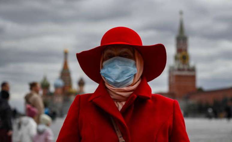 Mulher usando máscara de proteção durante um passeio por Moscou