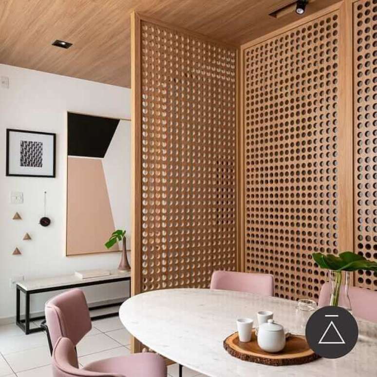 8. Sala de jantar com divisória de madeira e cadeiras cor de rosa na decoração – Foto Triangulo Arquitetura