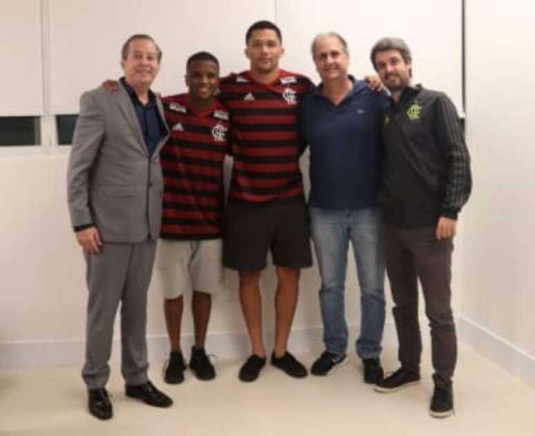 Bill e Vitor Gabriel ao lado de Jorge Moraes, à esquerda, do gerente Carlos Noval, ao centro, e do então diretor Eduardo Freeland, à direita (Foto: Divulgação)